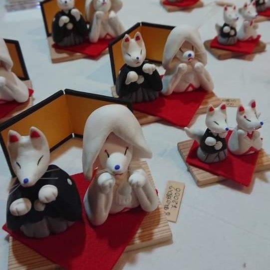 新潟県阿賀町津川「狐の嫁入り屋敷」さんで、狐の嫁入り人形大小二種類