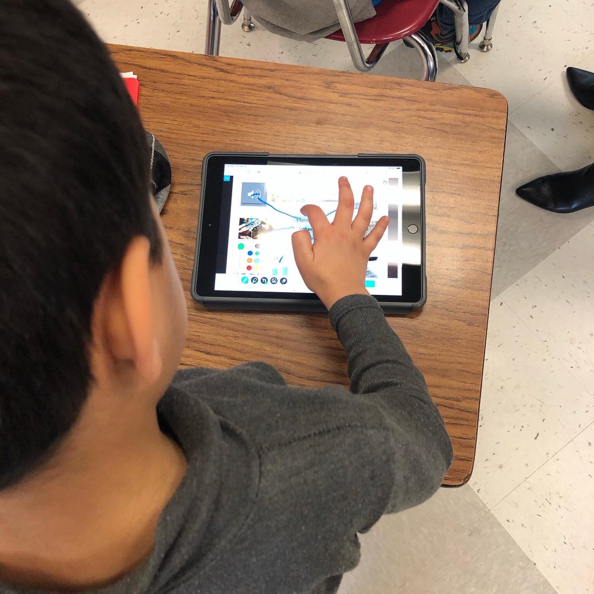 Iris_Randle's tweet photo. @Nearpod for the win! Engaging vocabulary lesson on multiple meaning words in 2nd grade. Then a Time to climb for a geometry lesson on Angles and Lines for grade 4. #engagement #edtech #nearpod #nearpodcertifiededucator #nearpodtransform https://t.co/KOdpccuiFF