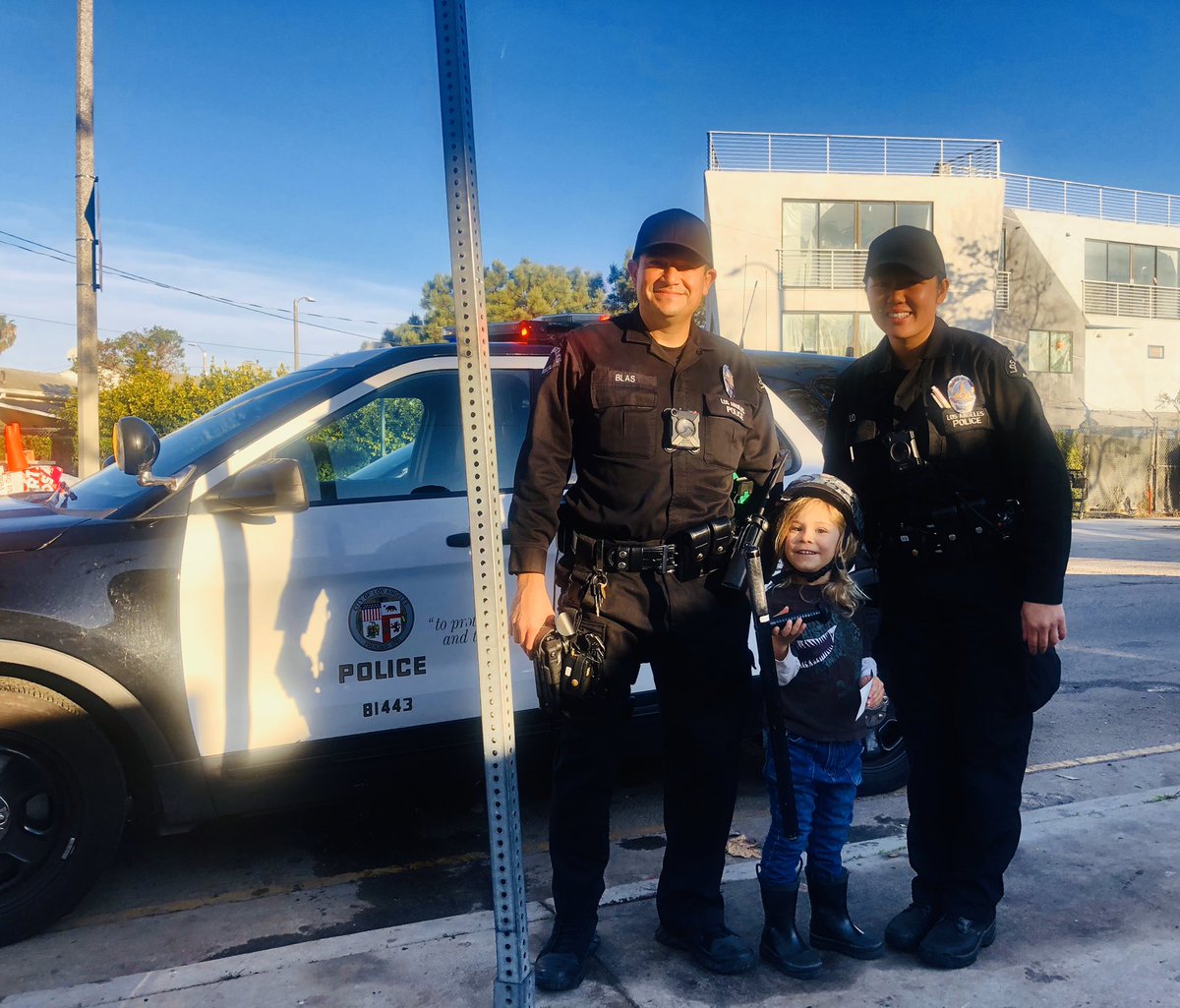 LAPDPacific's tweet photo. Making new friends at our #Venice Farmers Market. We canβt wait for Fridays just to see this sweet little guy ππ
#LAPDPacific https://t.co/kkcsbT0aEN