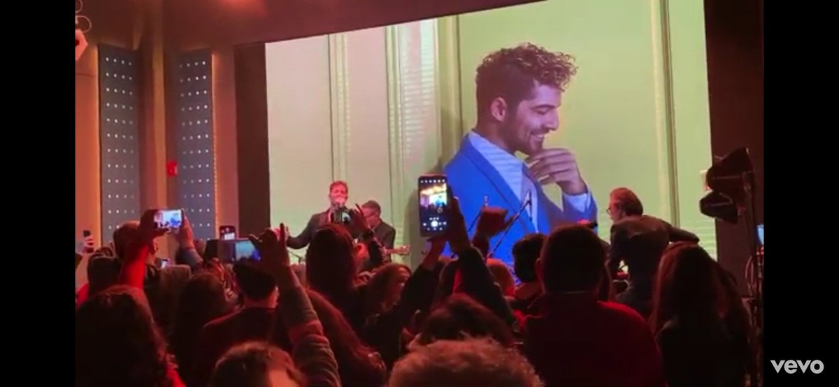 sol_2288's tweet photo. #showcaseCDMX #Mexico @davidbisbal en vivo. https://t.co/gZLH22k3VQ