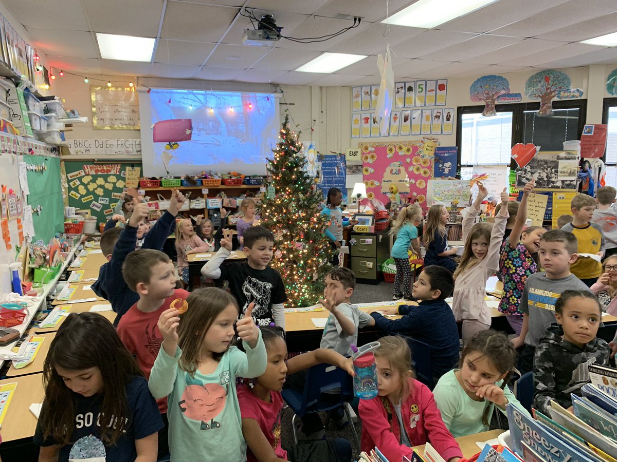 ezimmer_APS's tweet image. Love being neighbors with @MrsKoets! Her class is always willing to share and teach us all about their edible science experiments! #dehydratingapples