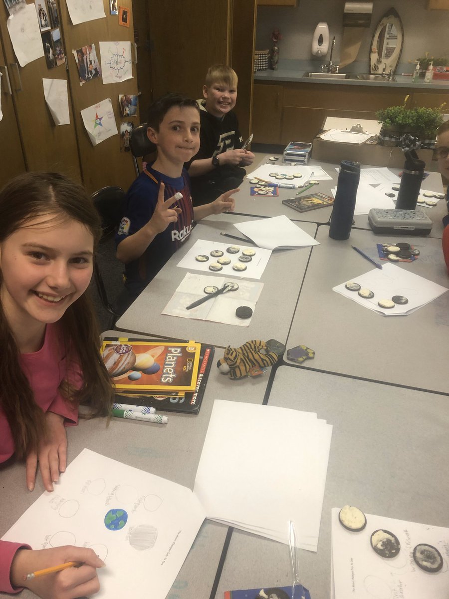 What a great way to end the week with this amazing class, documenting moon phases in a yummy way! #FESTigers