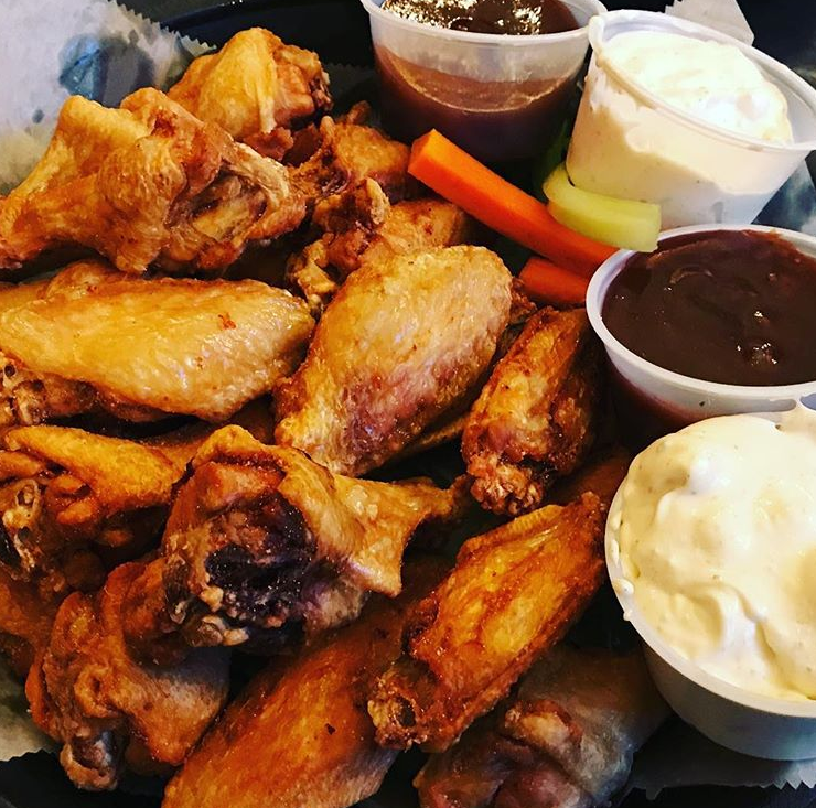 BootleggersTroy's tweet photo. If you like it then you shoulda put a wing on it ๐
.
.
.
#BootleggersOnBroadway #Bootleggers #TroyNY #TroyEats #NYBeer #DowntownTroy #518craft #BootleggersTroy #CraftBeerLover #EnjoyTroy https://t.co/jF9XWlUzD2