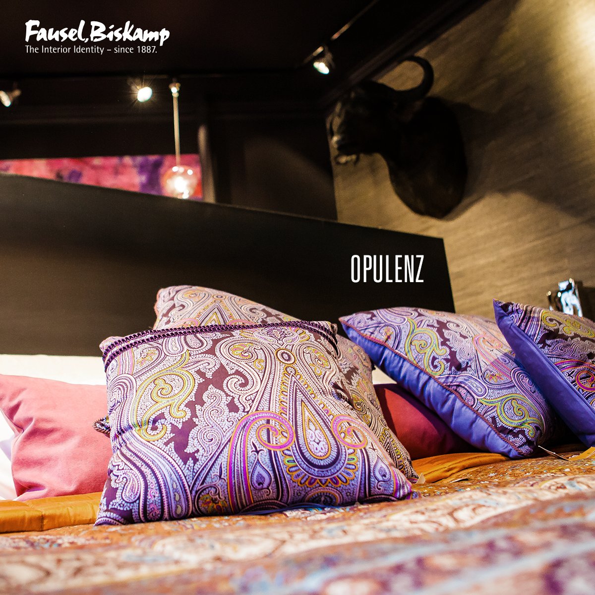 FauselBiskamp's tweet photo. Eine üppige, ausladende und opulente Dekoration trifft auf Seidenstickerei mit Marabu trifft auf Pailettenstoff trifft auf zeitloses und funktionales Bettendesign. Erleben Sie die Magie von Vielfalt und Funktionalität! https://t.co/upwqLrxN2o