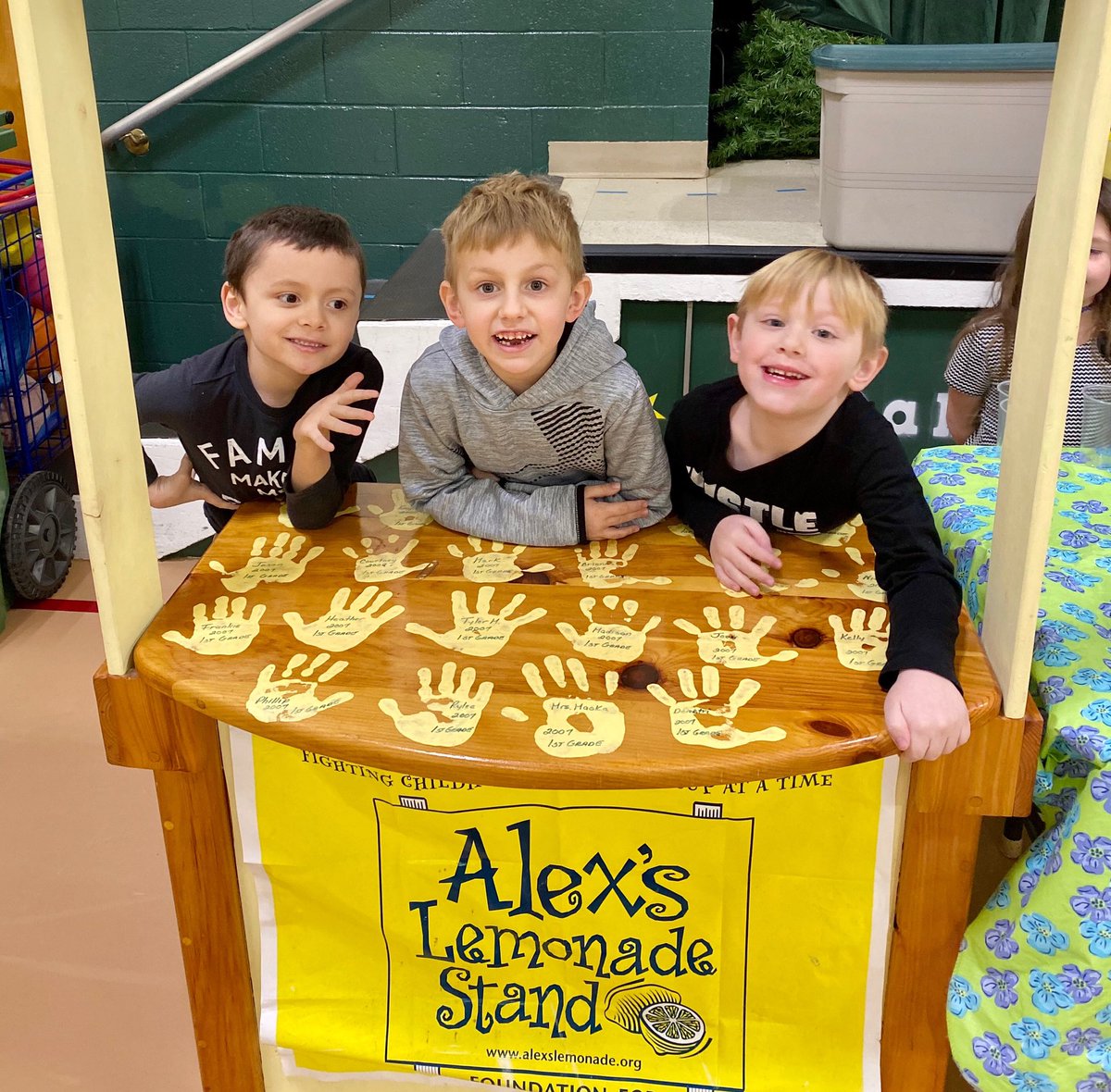 OVELEM's tweet photo. Great job by our kindergarten team organizing another awesome @AlexsLemonade day to raise money for this worthy cause! #servicelearning #TeamOakview https://t.co/O1uwXXvigE