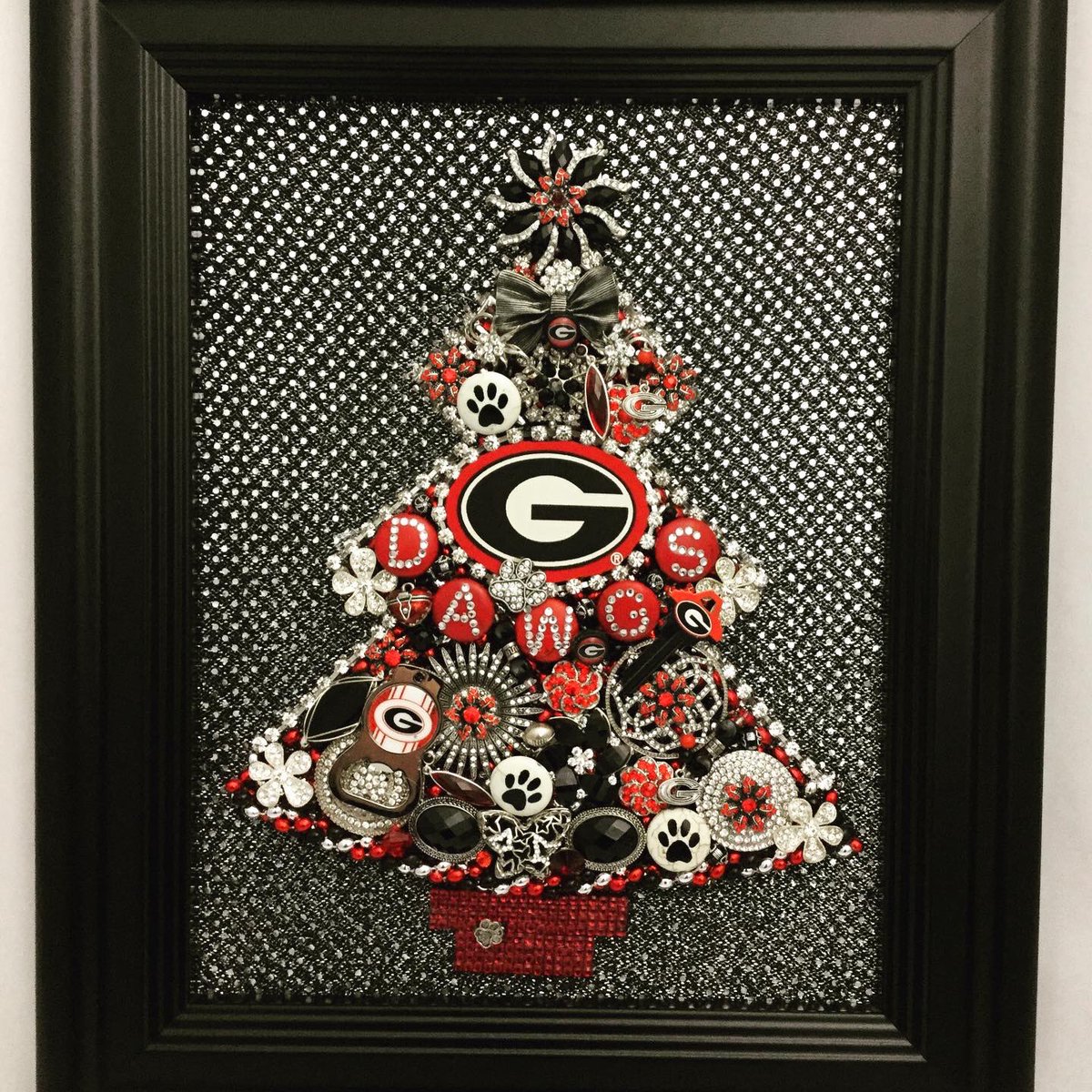 EclecticsATL's tweet photo. 🔥HOT DEALS🔥 These beautiful jewelry art pieces have been reduced to final sale prices. Christmas tree is now $50, Single pumpkin is now $35, Double pumpkin is now $30, Seahorse, Sailboat, Georgia tree, and Cross is now $50. Come get them before they’re gone. #eclecticsconsign https://t.co/29kbFwH0Zx