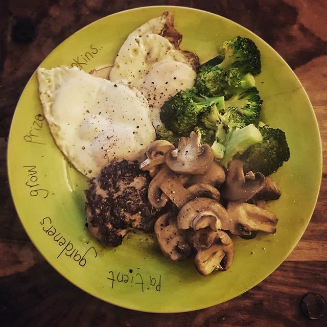 easyketofood's tweet photo. Burger, eggs broccoli and mushrooms. 
Macros for the day p 107g f 89g c 27g 
#easyketo #boringketo #keto #ketogenicdiet #lowcarb #lowcarbhighfat #lchf #whatieattoday #realfood #realfoodketo https://t.co/YCsRPLAyZE https://t.co/BNKLeaFVGk