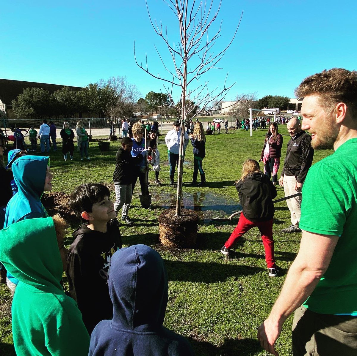 rodiejon's tweet photo. It was a genuine honor to be on hand as @hunterpence came back to the J.B. Little Elementary with @letsgetlexi to help plant trees with the students. It was great reminiscing about our times there. #alwaysarascal #LittleRascals https://t.co/KA7zo5omJ1