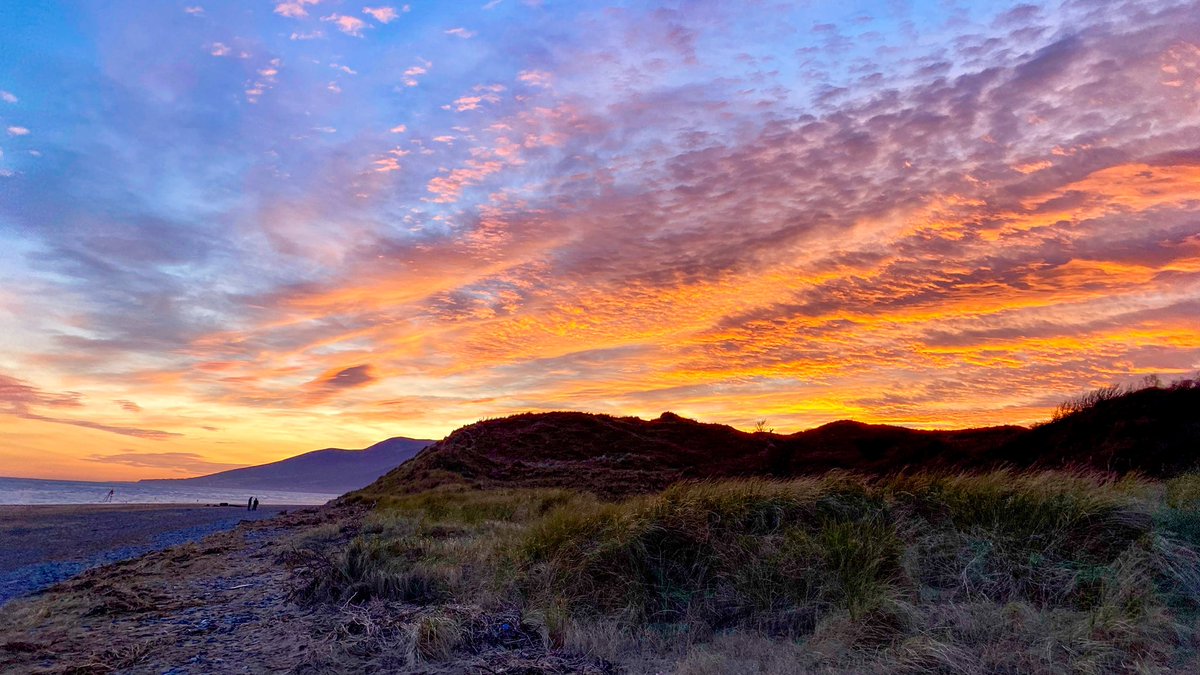 ElevatedImaging's tweet photo. Mourne sunset last Sunday @ThinkBigImages @barrabest @angie_weather @WeatherCee  #mournes https://t.co/r2RW49CxV7