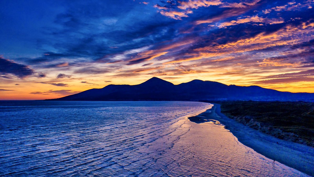 ElevatedImaging's tweet photo. Mourne sunset last Sunday @ThinkBigImages @barrabest @angie_weather @WeatherCee  #mournes https://t.co/r2RW49CxV7