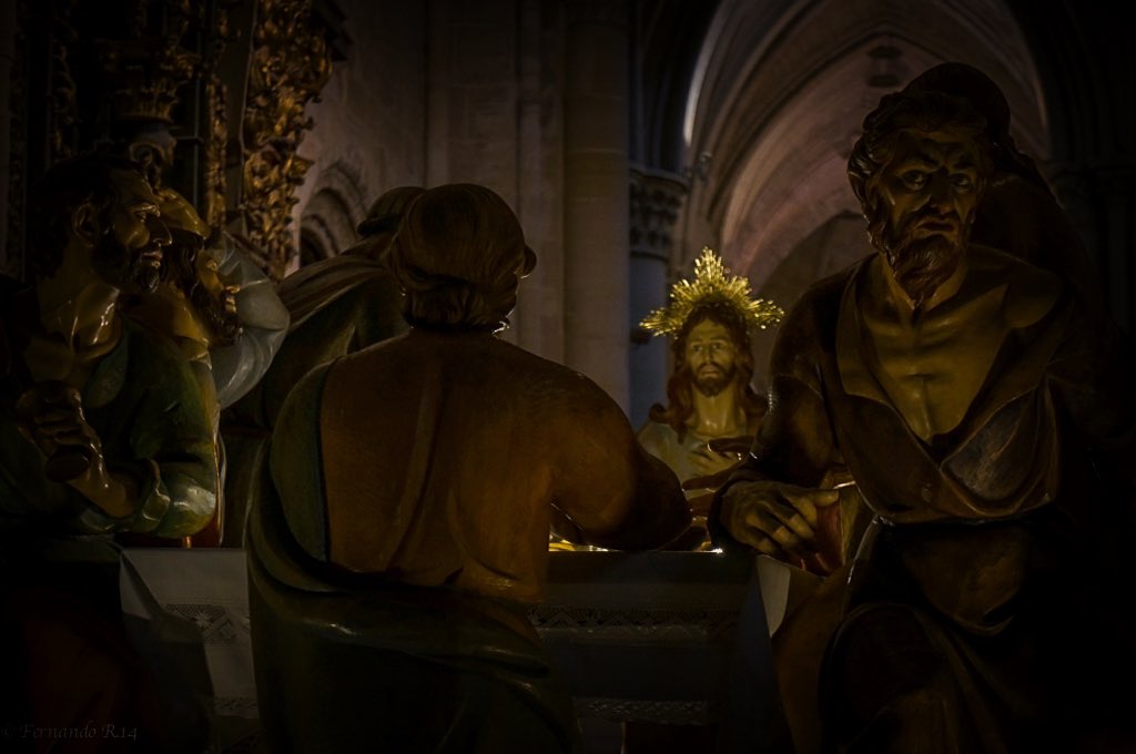 ferlajara's tweet photo. 11ª Foto de “LOS VIERNES DE PASIÓN” En la oscuridad se fraguó la tragedia. Paso de la Santa Cena de Cuenca. @acsantacenacuenca #cuenca #total_cuenca #pasion #semanasanta #semanasantadecuenca #santacena #miercolessanto #religion #cultura #viajar #travel @bancero_conquense https://t.co/rPbClELJM4