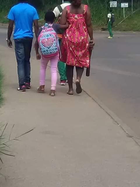 laurylndong's tweet photo. Psychose au sein de la population au #Gabon suite à des disparitions d’enfants. Plusieurs de tentatives de kidnapping sont signalés depuis plusieurs jours. Un homme a été lynché à tort semble-t-il. Quand les gens s’arment et se font justice eux-mêmes: n’y a plus d’Etat #Partez https://t.co/FfNcUi13mN