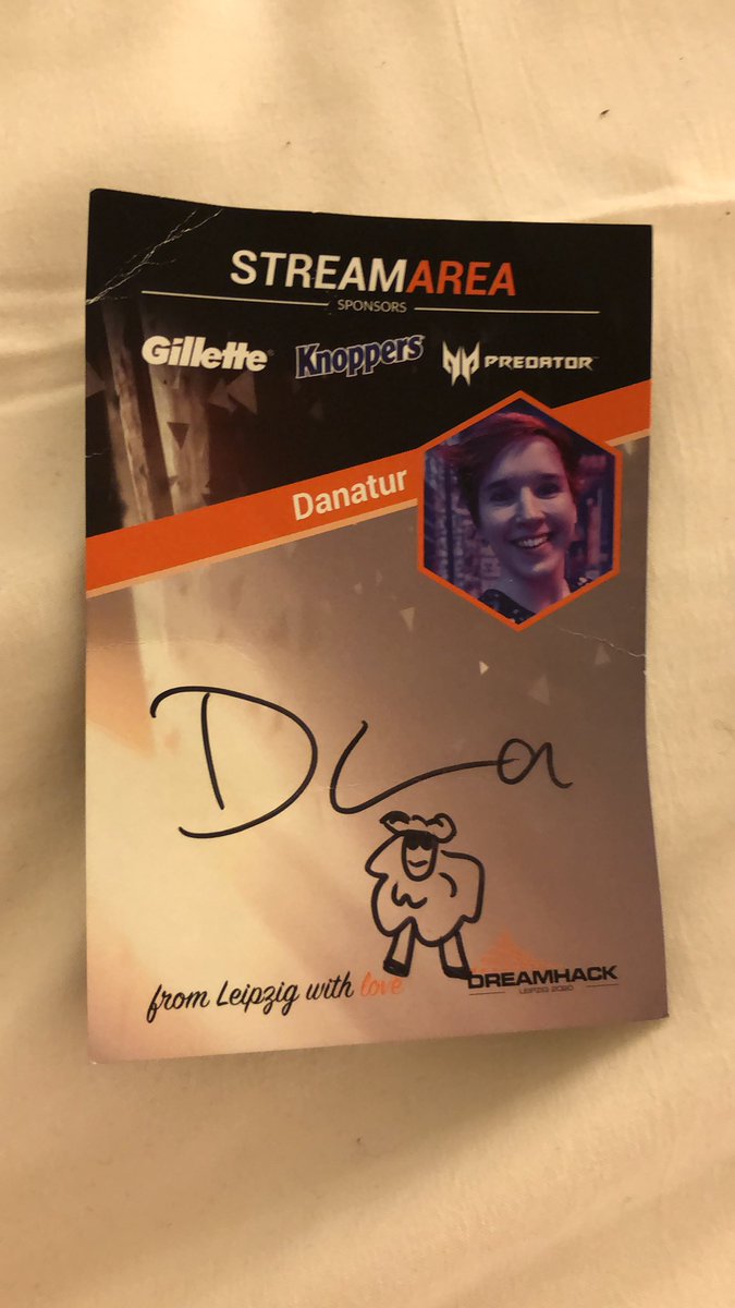 theMidiFLOW's tweet photo. Ich war @Danatur_ ’s erstes Autogramm in der Streamarea auf der @DreamHackDE
Danke Schön dafür.
#DHDE20 #streamarea #wildcard https://t.co/x2PF3wuTKl