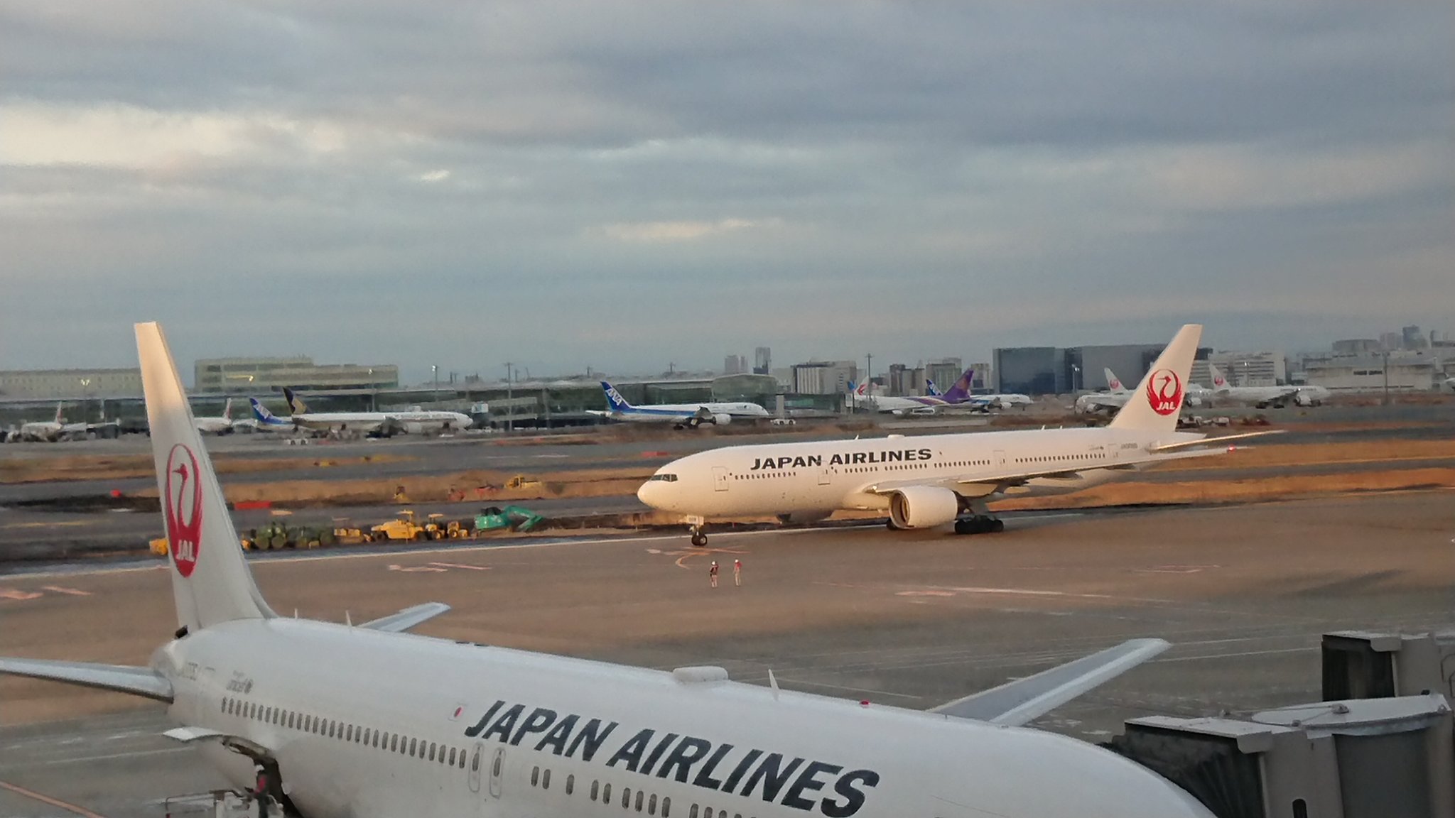 ほりどん 15番搭乗口に停まっているのはjal551便 旭川空港ゆき Boeing767 300 Er Ja655jですね うしろから出発したboeing777 0 Ja009dはjal103便 大阪伊丹空港ゆきですぬ T Co Jjwpggksoo Twitter
