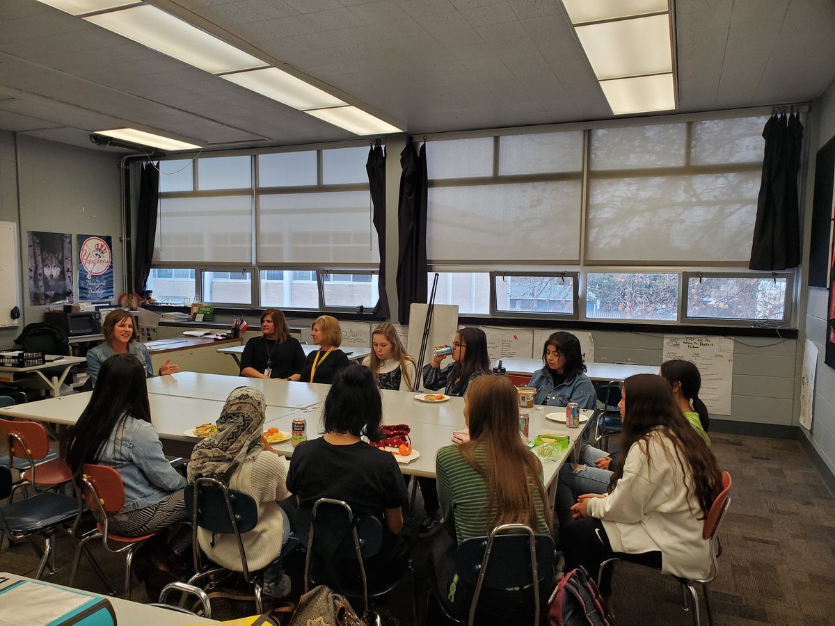 Our AVID student leaders had the amazing opportunity today to discuss leadership with BSD's very own Stacie Curry, Principal at Owyhee Elementary. Thanks, Stacie! #bsdpride #everythingspossiblebsd #likeaneagle <a href="/CapitalBSD/">Capital High School</a>