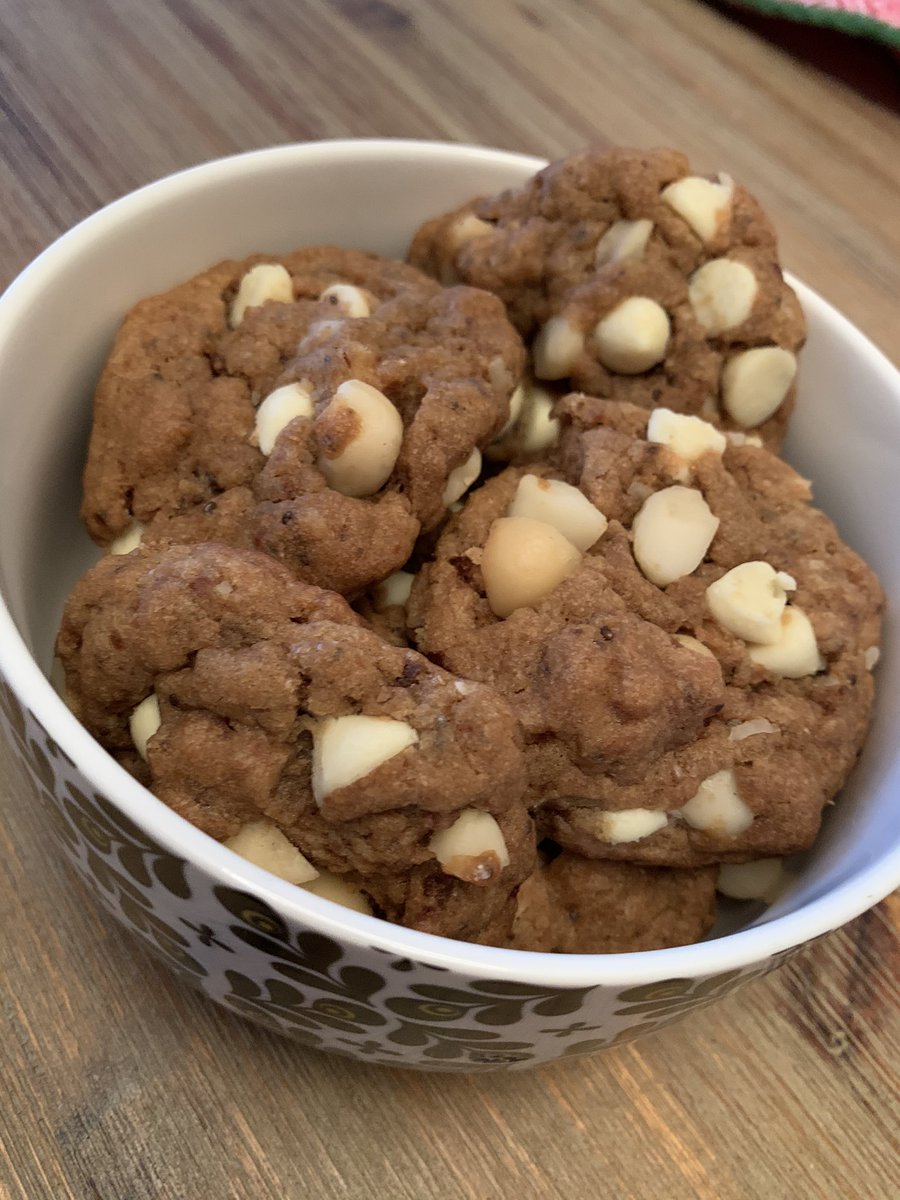 White chocolate macadamia nut cookies! #veganrecipes #cookiemonster #whatveganseat lutzofgreens.com/2020/01/24/whi…