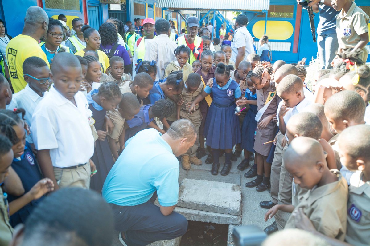 themohwgovjm's tweet photo. The Minister was live in action today, making stops to assist students and staff at the St. Catherine High and Friendship Primary School with the Natl Dengue Clean-up activities.

@christufton 
#DengueCleanUp #DeadNotAlive https://t.co/A2tIUkACBh