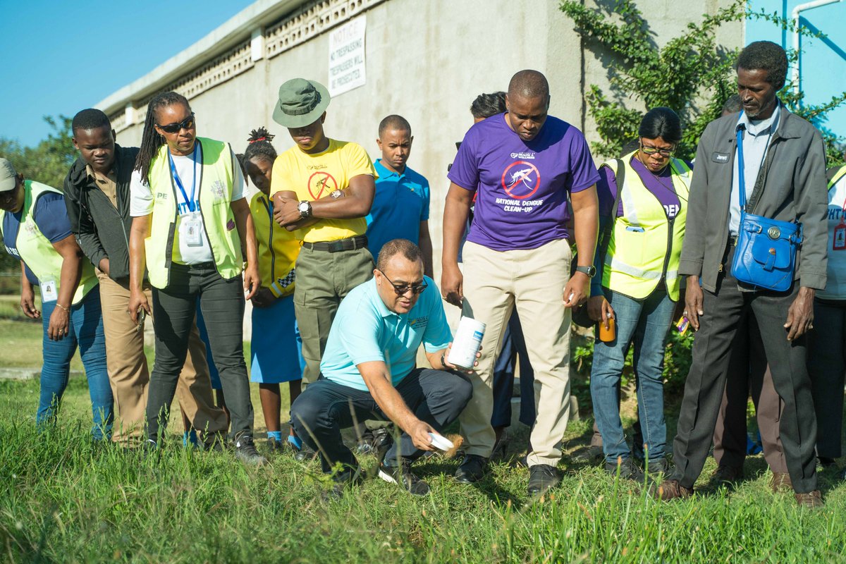 themohwgovjm's tweet photo. The Minister was live in action today, making stops to assist students and staff at the St. Catherine High and Friendship Primary School with the Natl Dengue Clean-up activities.

@christufton 
#DengueCleanUp #DeadNotAlive https://t.co/A2tIUkACBh