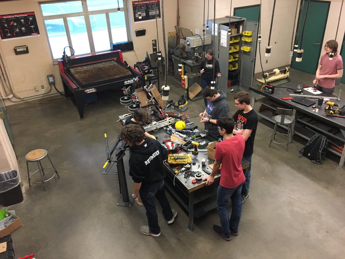 montipythons's tweet photo. The robotics team is working hard to finish our robot in time for our #dodgeball tournament #robot #Engineering https://t.co/cnxLFVTr62
