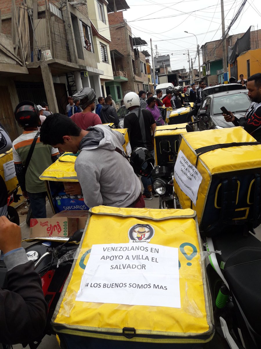 Gerardo3cabrera's tweet photo. Grupo de venezolanos llega en sus motos y con sus depósitos de delivery llenos de víveres para los afectados y damnificados de la explosión del camión de gas en Villa El Salvador, Lima. #LosBuenosSomosMas ponen en sus vehículos. https://t.co/9kOdMIkjJO