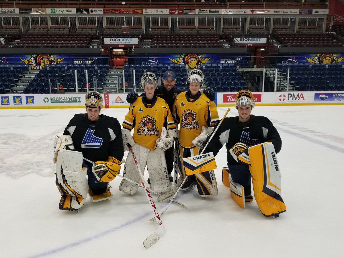 guetteux's tweet photo. Très beau moment passé en famille !!!!! @Cataractes_Shaw #tournoiPeeWeeQuebec @EstacadesHockey #PeeWeeAAA https://t.co/pDVjtTfCnd