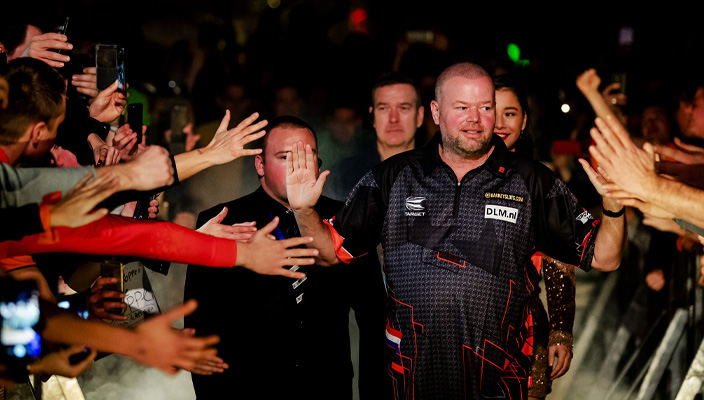 Van Barneveld begint afscheidstour bij <a href="/kingsofdarts/">Kings of Darts</a> met zege op Mardle, Van Gerwen wint na comeback van Price rtl7darts.nl/nieuws/3546/va… #rtl7darts #darts