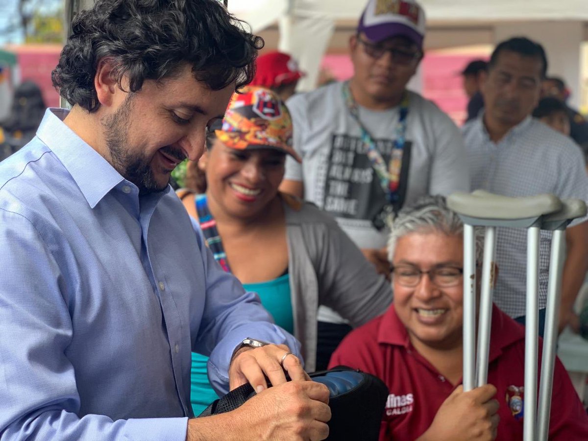 caanmichelena's tweet photo. Las #BrigadasTodaUnaVida siguen adelante bajo el liderazgo del presidente @Lenin Moreno. Hoy entregamos créditos, insumos médicos y servicios a los habitantes de Salinas, en Santa Elena. Miles de ecuatorianos se benefician de nuestros programas sociales. https://t.co/YpiC4e4jIz