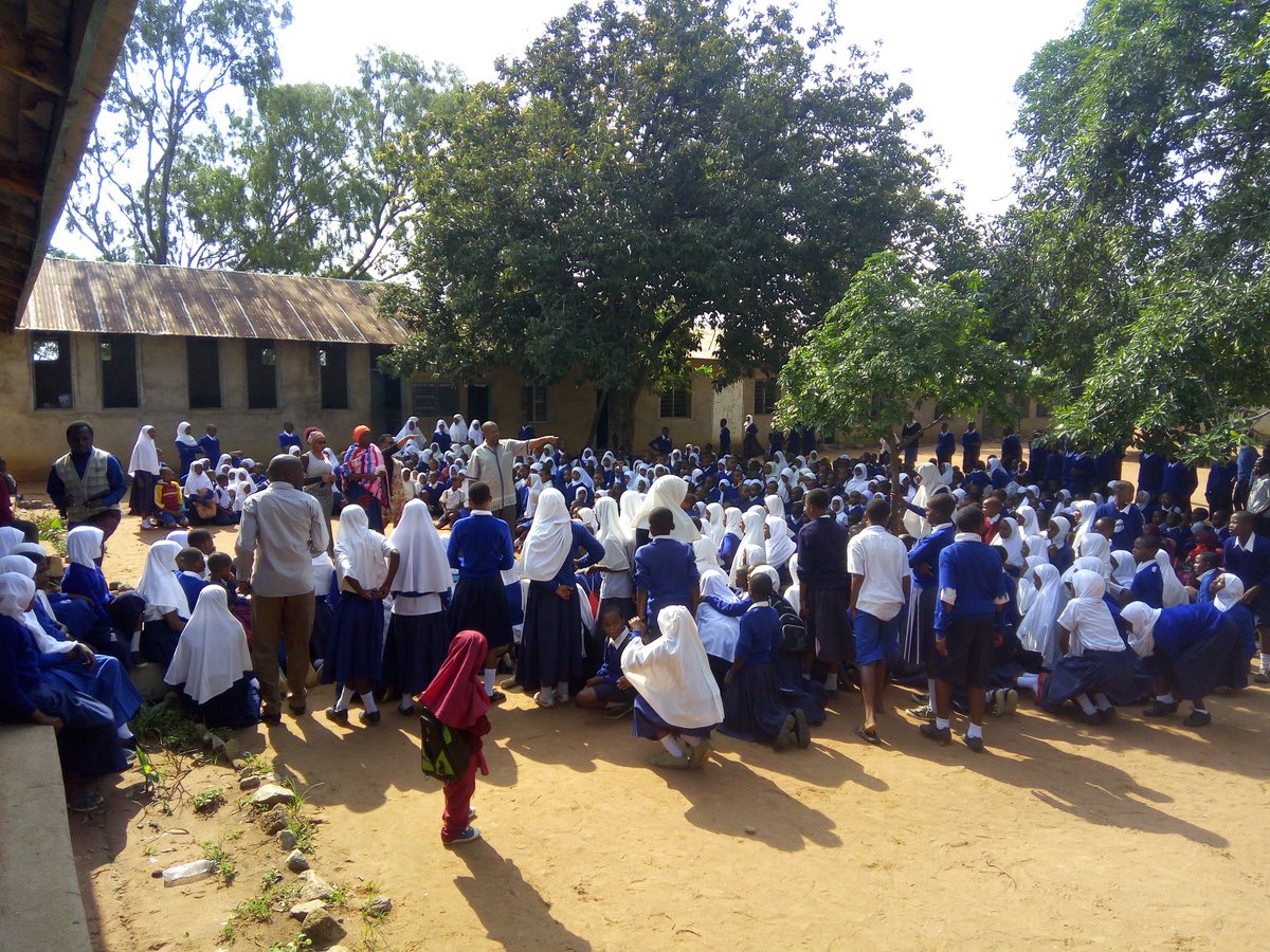 EstlTanzania's tweet photo. Pupils, Youths out of school, TBAs, Women all over Singida saying "NO TO FGM".
The power of Local Champions. Thanks to @FCSTZ funding the Campaigns. #EndFgmSingida2030 #ENDviolence #endchildmarriage #endGBV #FCSTZ
@UNFPATanzania
@UN_Women
@FinnishEmbTZ @AfriYANTanzania https://t.co/HU665KMITT