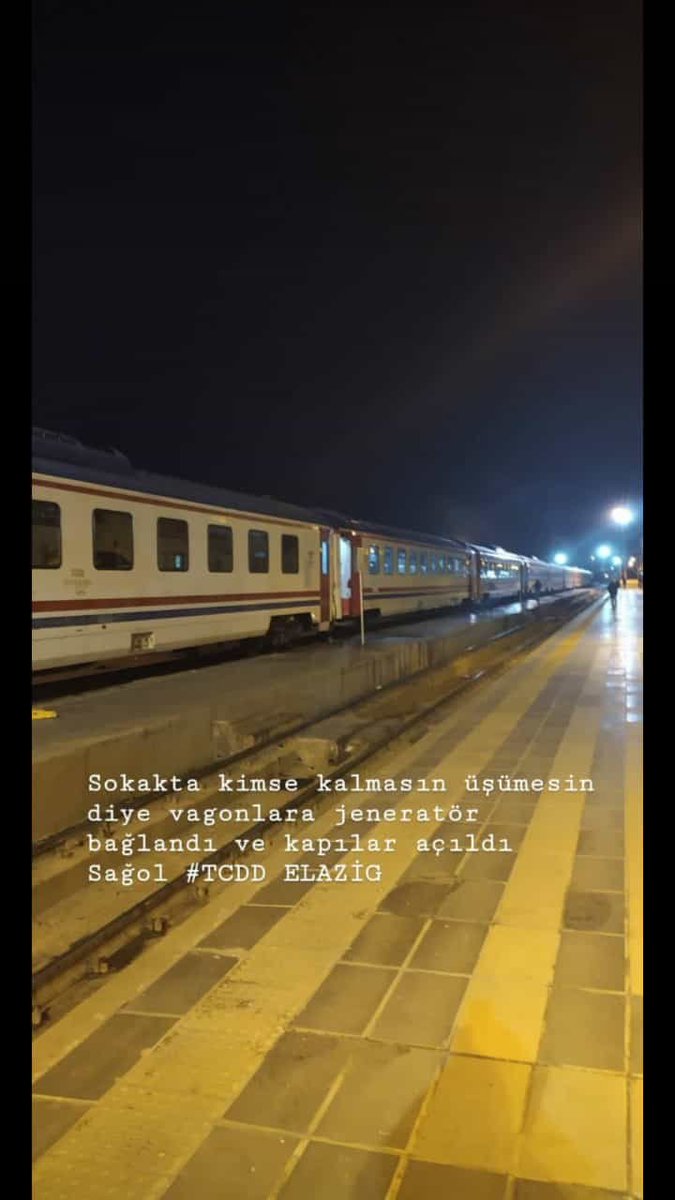 Elazığ'da hava çok soğuk olduğu için kimse sokakta kalmasın üşümesin diye vagonları ve içindeki jeneratörleri çalıştırılmış. Lütfen yayalım bunu.
#Elazığ #deprem