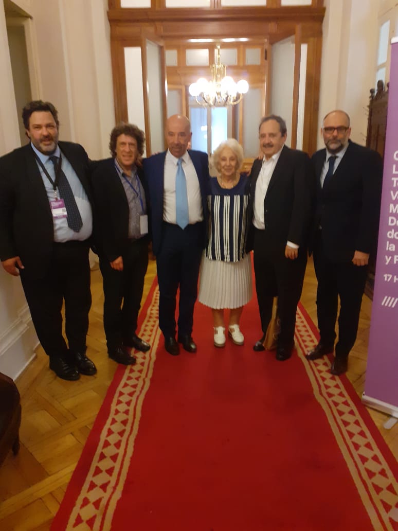 Participantes argentinos en el Foro Internacional por los Derechos Humanos #foladh2020 en Santiago de Chile <a href="/maxi_rusconi/">Maximiliano Osvaldo Rusconi</a> <a href="/PedroBriegerOk/">Pedro Brieger</a> <a href="/oscarlaborde/">Oscar Laborde</a> <a href="/RICALFONSIN/">Ricardo Alfonsín</a> <a href="/marcelobrignoni/">Marcelo Brignoni</a> y la enorme  <a href="/EstelaDeCarloto/">Estela De Carlotto</a>