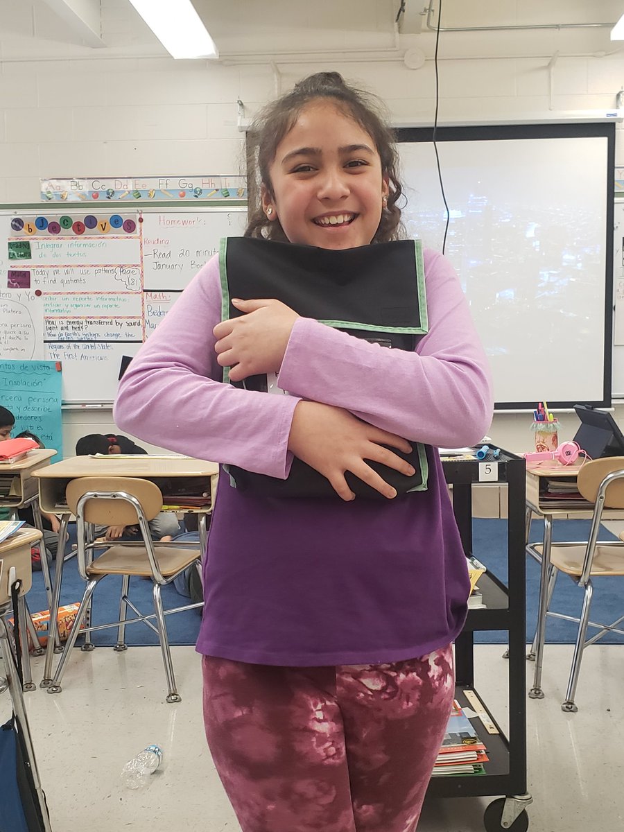 BilingualCDiaz's tweet photo. We were SO excited to finally get new books in Spanish and book bags to read at home! Thank you, Education Foundation of District 58! #dg58learns #dg58pride #readersareleaders #serbilinguevalepordos #duallanguagechat #ellchat #biliteracy @Booksource https://t.co/EH5jIVMEEA