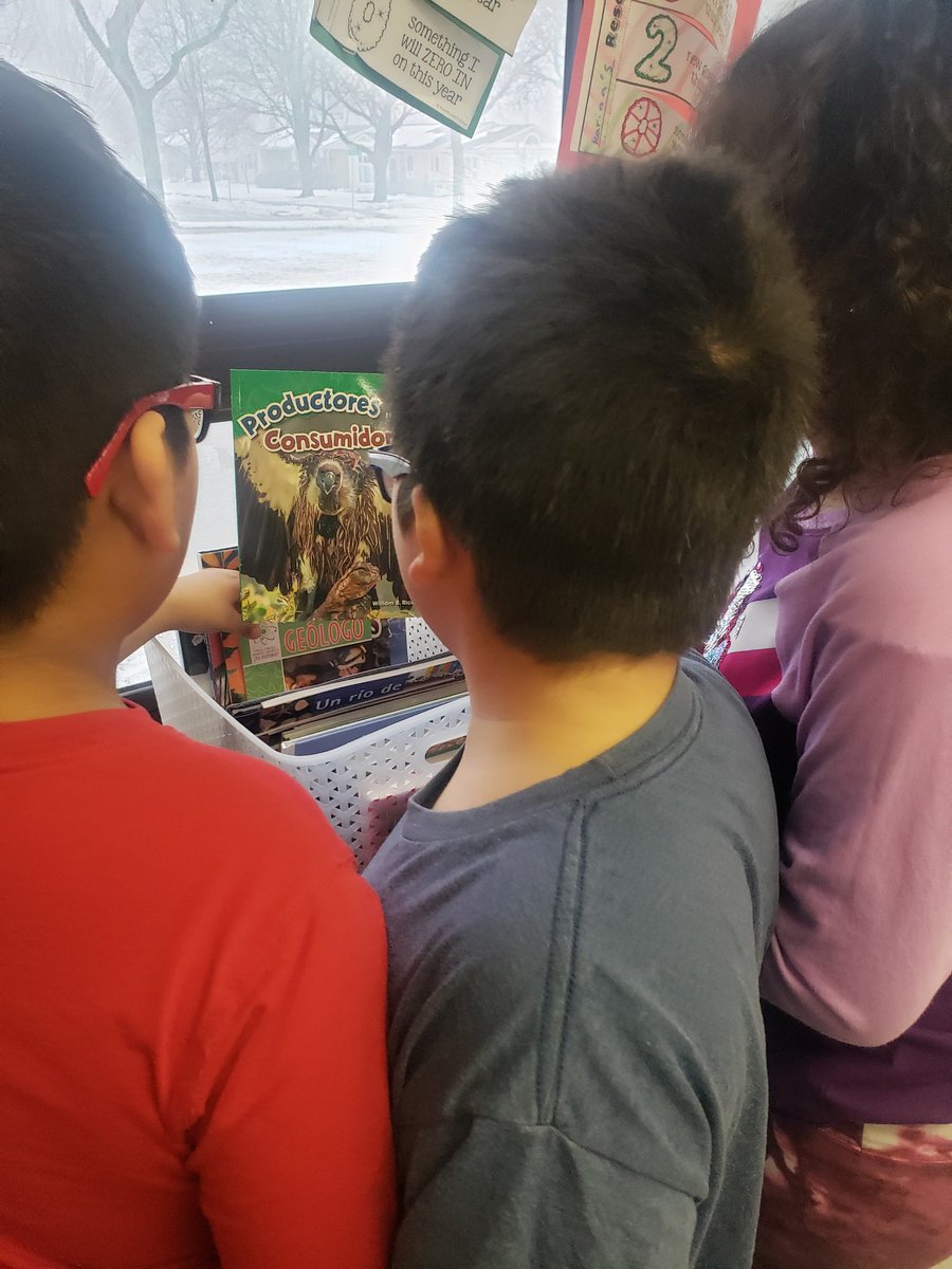 BilingualCDiaz's tweet photo. We were SO excited to finally get new books in Spanish and book bags to read at home! Thank you, Education Foundation of District 58! #dg58learns #dg58pride #readersareleaders #serbilinguevalepordos #duallanguagechat #ellchat #biliteracy @Booksource https://t.co/EH5jIVMEEA