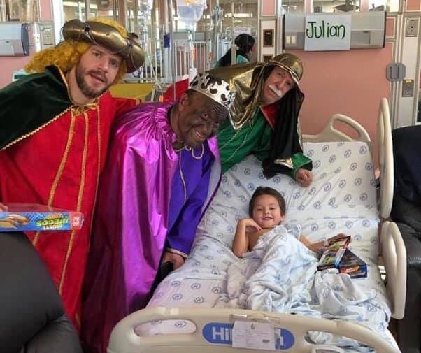 mich_trade's tweet photo. Mi hijo Julián falleció en noviembre (no por falta de medicamento). Fue atendido en el HIMFG. Les dejo esta foto, para que me digan ustedes si realmente creen que dos de estos doctores son los que desvían recursos. No tienes madre AMLO. #tumbaburros #juanburgos @MariettoPonce https://t.co/RXTNejTqZD