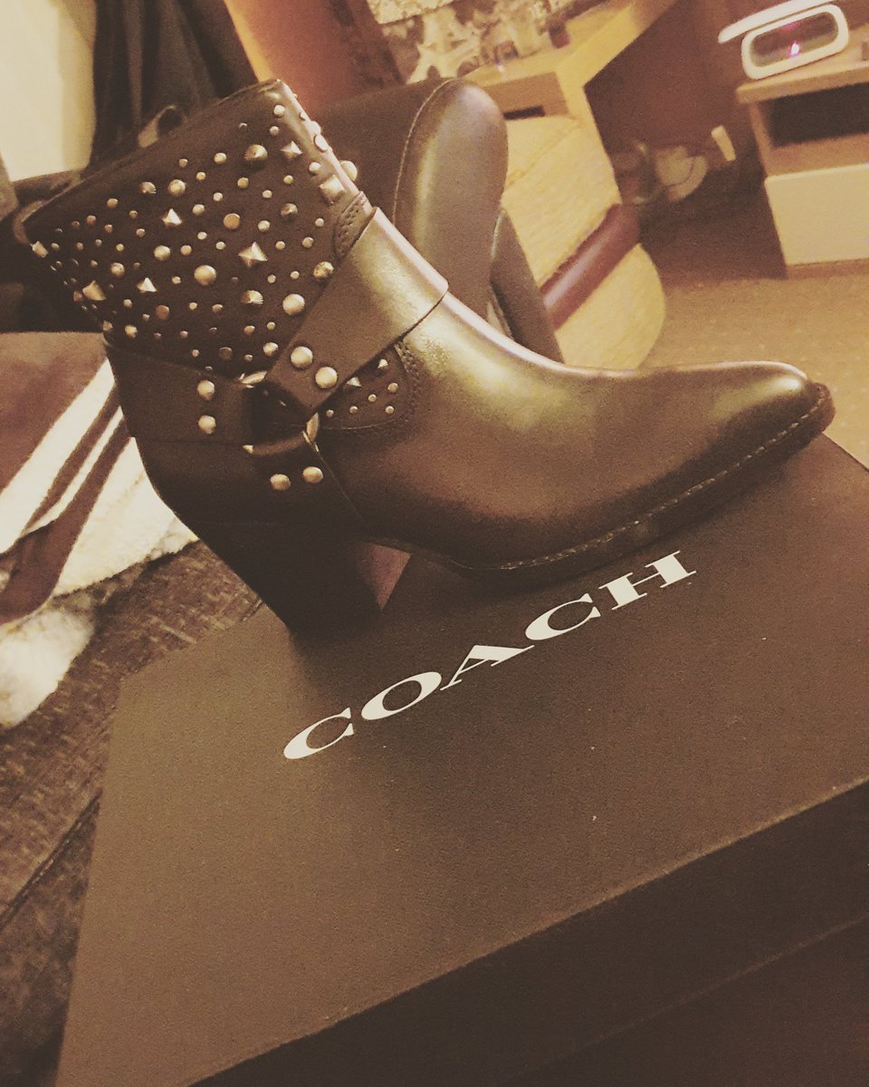 DJ_2377's tweet photo. When your friend knows you and surprises you with the best birthday present. Feeling very blessed 😊 
#birthdayweek #spoilt #blessed #FabulousFriendsFriday #surprisepresent #coach  #piastudboots https://t.co/oOxnW72VUU