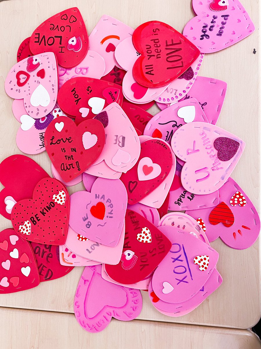 FHS_40Percent's tweet photo. 40% Club starting out 2020 with some love!! We are making hearts to put up in the common for Valentine’s day!! We will have them out soon for you in an area in the school to stuff with little goodies inside!! 😁😁 https://t.co/rosomI5qXK