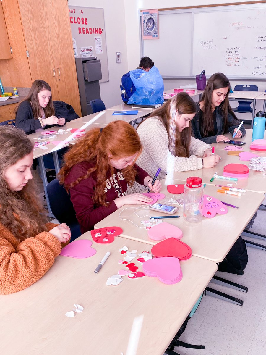 FHS_40Percent's tweet photo. 40% Club starting out 2020 with some love!! We are making hearts to put up in the common for Valentine’s day!! We will have them out soon for you in an area in the school to stuff with little goodies inside!! 😁😁 https://t.co/rosomI5qXK