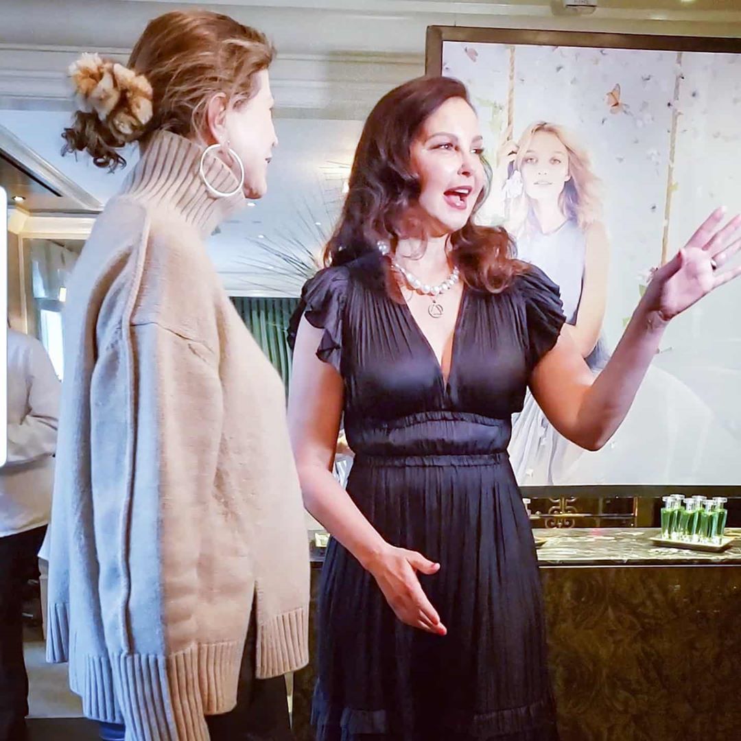 ashleyjuddsteam's tweet photo. More of Ashley at the launch of the new @HopeFragrances yesterday.
@AshleyJudd
#philantropist #changemaker #actress #author #socialjustice #feminist #femaletofemalealliances #inspiration #rolemodel #activist #shero #beautiful #idol #hopefordepression #depression #research https://t.co/2kq4QvJ8DS
