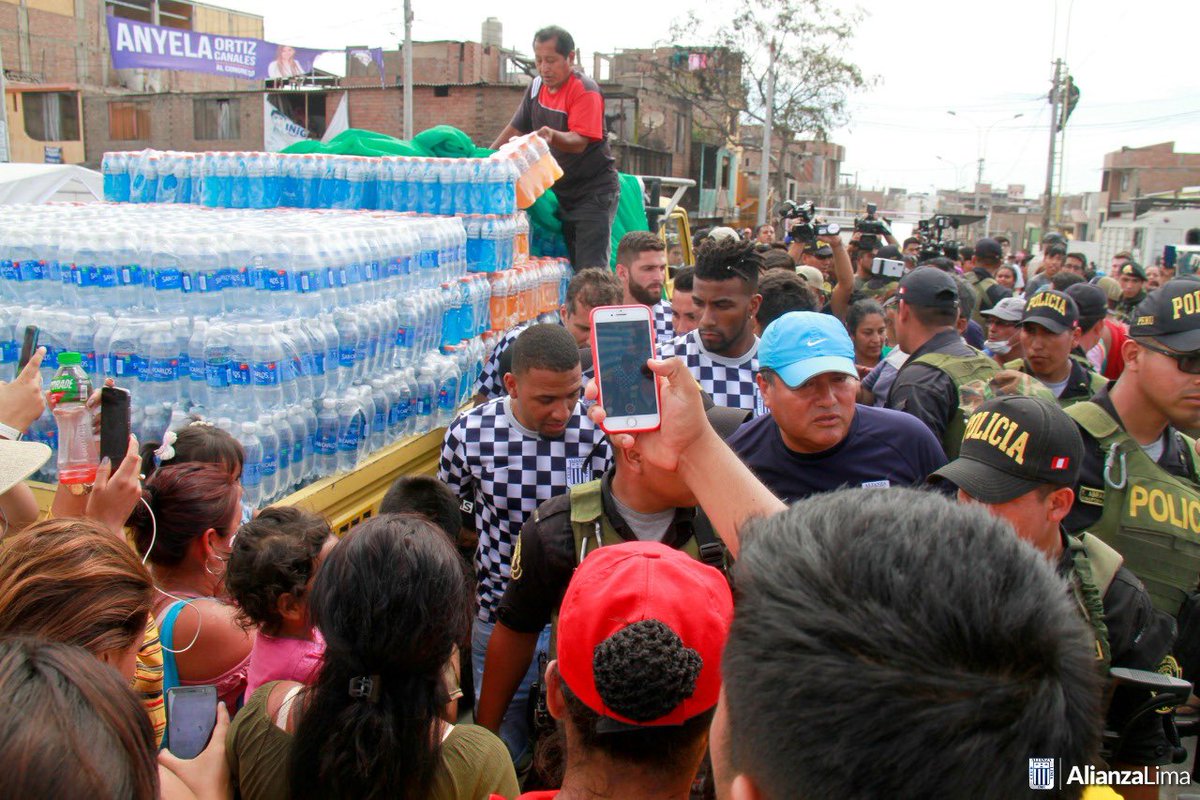 ClubALoficial's tweet image. 📸¡Alianza es corazón!💙
El Club Alianza Lima se unió a la ayuda para los afectados por la tragedia en Villa El Salvador. 
Invocamos a todas las personas a seguir llevando donaciones a los puntos de acopio. 
¡Nos necesitan!🙏🏻
#AlianzaCorazón💙
