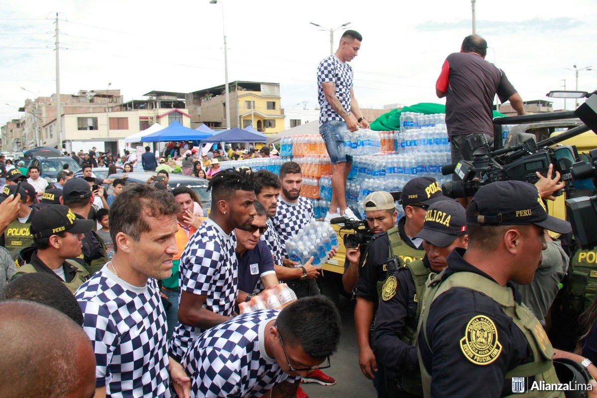 ClubALoficial's tweet image. 📸¡Alianza es corazón!💙
El Club Alianza Lima se unió a la ayuda para los afectados por la tragedia en Villa El Salvador. 
Invocamos a todas las personas a seguir llevando donaciones a los puntos de acopio. 
¡Nos necesitan!🙏🏻
#AlianzaCorazón💙