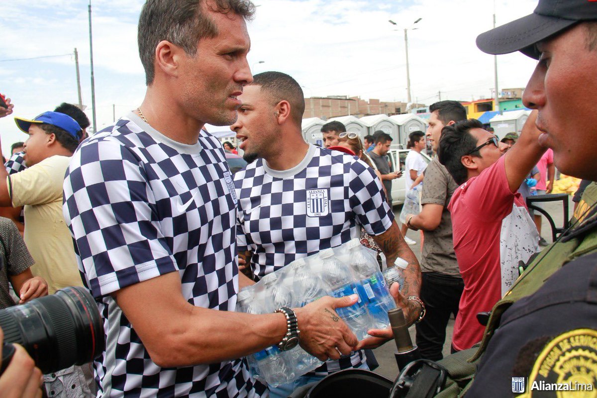 ClubALoficial's tweet image. 📸¡Alianza es corazón!💙
El Club Alianza Lima se unió a la ayuda para los afectados por la tragedia en Villa El Salvador. 
Invocamos a todas las personas a seguir llevando donaciones a los puntos de acopio. 
¡Nos necesitan!🙏🏻
#AlianzaCorazón💙
