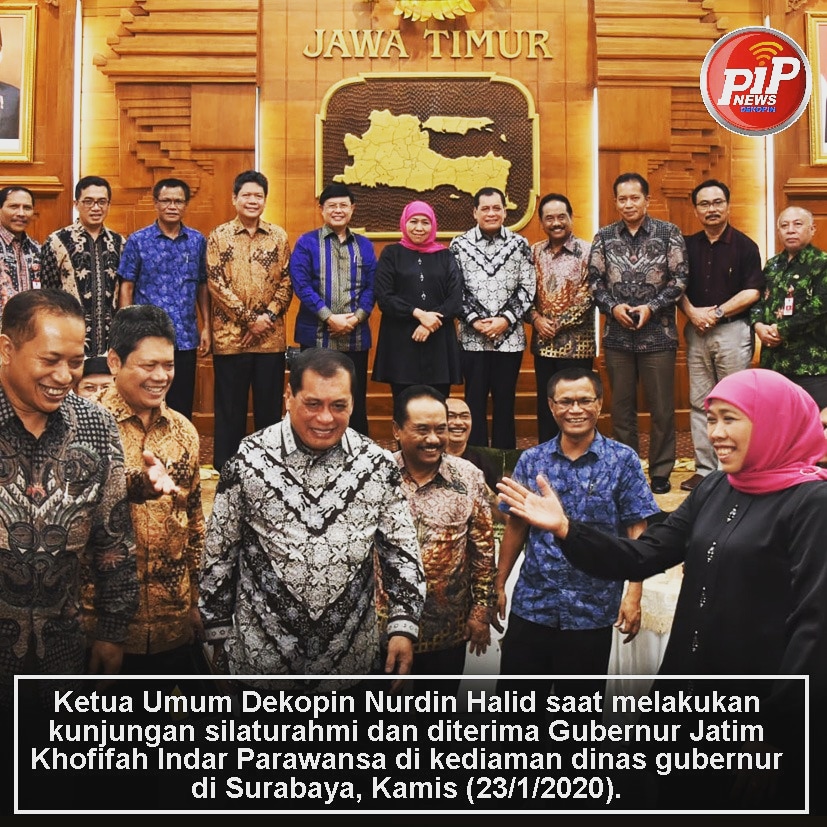 NewsPip's tweet photo. Ketua Umum Dekopin Nurdin Halid saat melakukan kunjungan silaturahmi dan diterima Gubernur Jatim Khofifah Indar Parawansa di kediaman dinas gubernur di Surabaya, Kamis (23/1/2020). @FerryJuliantono  @KhofifahIP @NH_Nurdinhalid  @depkop https://t.co/XJnA4XDJJe