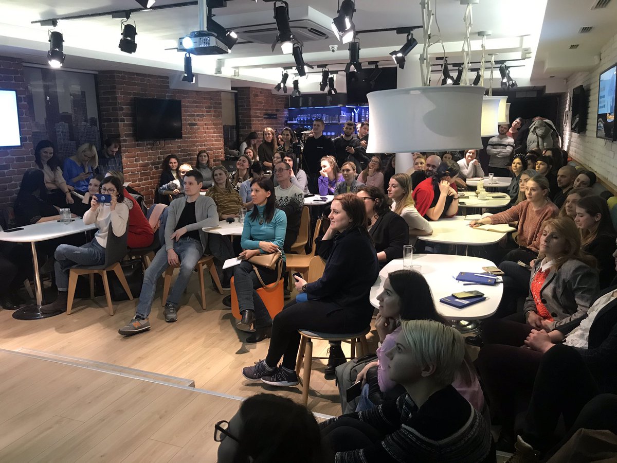 gooroo's tweet photo. Nu am văzut niciodată sala de la Orange Studio atât de plină. Astăzi @DigiComNet_Org am discutat despre trendurile social media în 2020 #digicomnet https://t.co/qpeuVJrlt5