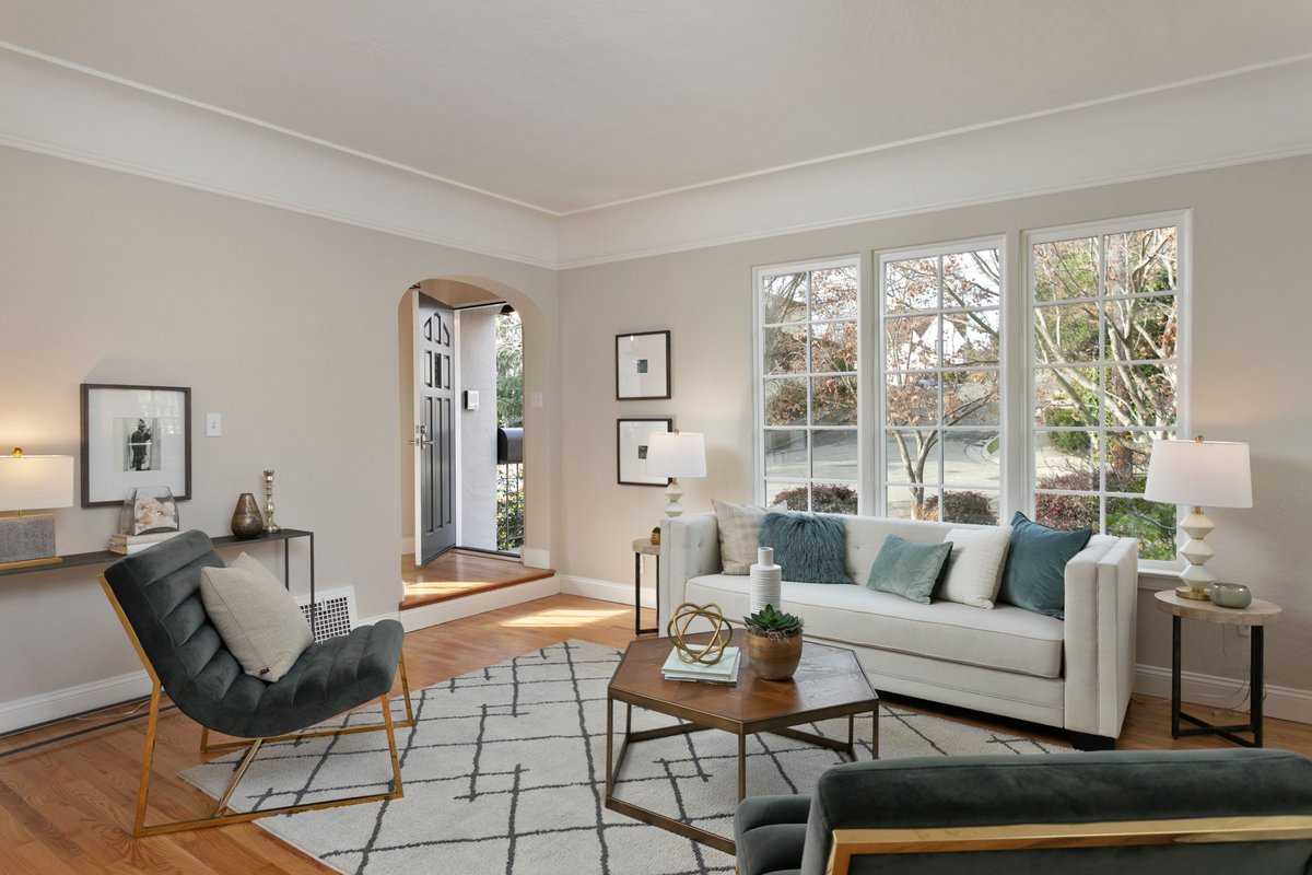 grubbco's tweet photo. Situated in the sought after Oakmore district, this stunning Tudor offers a spacious chef’s kitchen with gracious living and dining areas:

https://t.co/5FefbxZoQ0

#oakland #realestate #livingroom #diningroom #patio #oakmore @LeadingRE https://t.co/xAMXLDHqCc