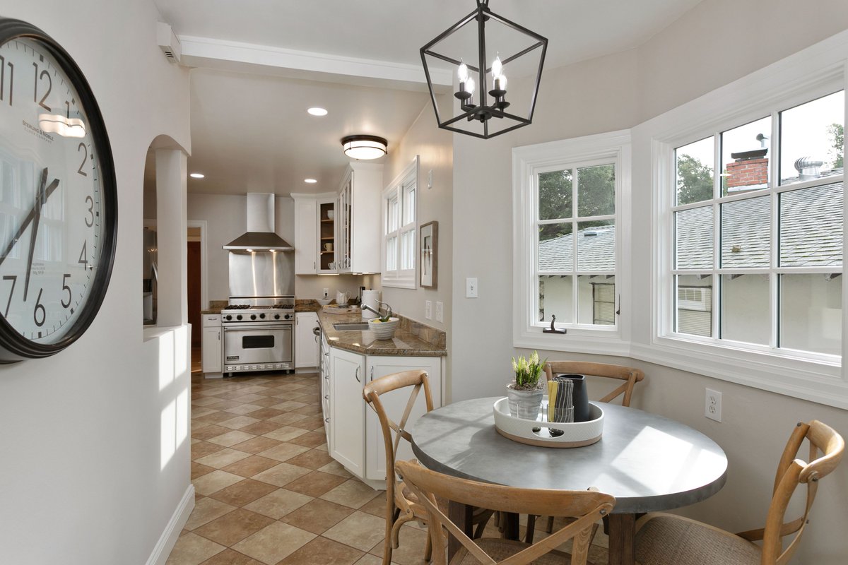 grubbco's tweet photo. Situated in the sought after Oakmore district, this stunning Tudor offers a spacious chef’s kitchen with gracious living and dining areas:

https://t.co/5FefbxZoQ0

#oakland #realestate #livingroom #diningroom #patio #oakmore @LeadingRE https://t.co/xAMXLDHqCc