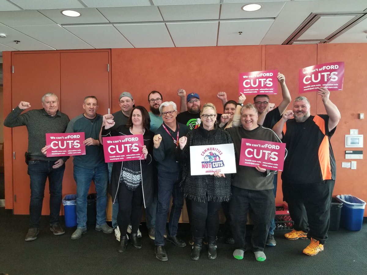 ChrisGBLCVP's tweet photo. Today my #CUPEONT friends and I sent #Solidarity to my wife @step_ames and her #ETFO Bluewater teacher friends as they stood up to @fordnation and cuts to kids. Btw Ford you cheesedick we are proud of our unions and the work they do. #NoFearHere #CUPESTRONG #ETFOSTRONG https://t.co/PZvLJ80hec
