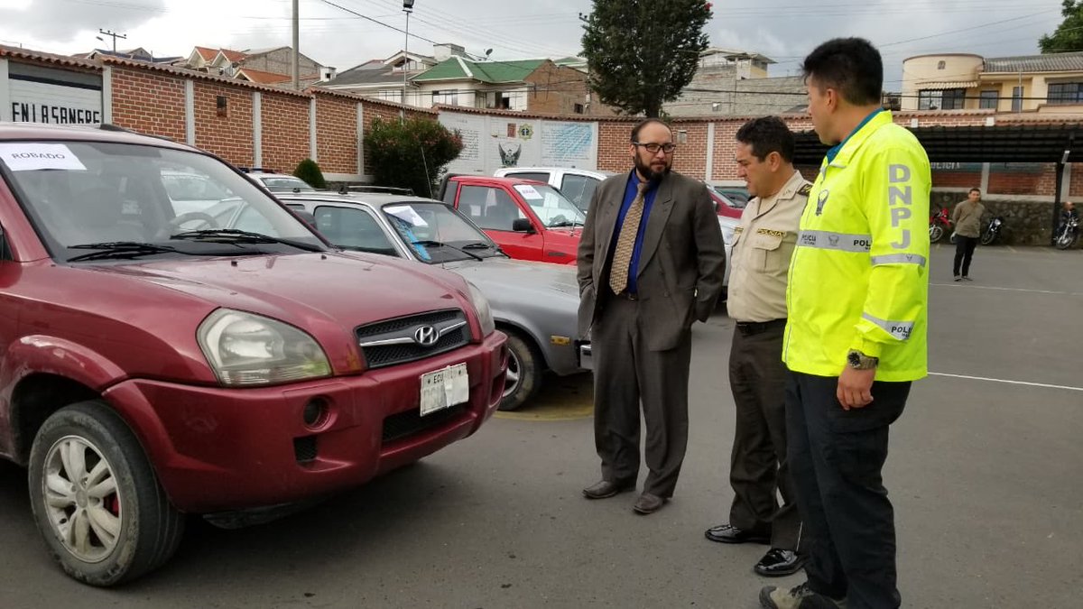 xaesma's tweet photo. #BuenTrabajoPoliciaEc seguimos la lucha contra la delincuencia hoy dimos a conocer el resultado del operativo “Trineo” varios allanamientos en diferentes puntos de la ciudad se logró recuperar 14 carros y 3 motos que habrían sido robados en #Azuay y otra provincias del país https://t.co/77cQ46mK5s