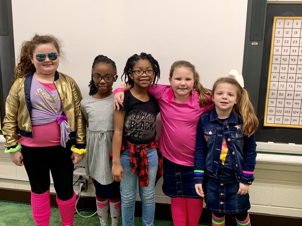 MrsElizabeth08's tweet photo. We have been counting each day by 10s. Today we hit 1,000 and celebrated by dressing in past decades. #lifein2ndgrade #hesPouncers https://t.co/uX92LG2R6s