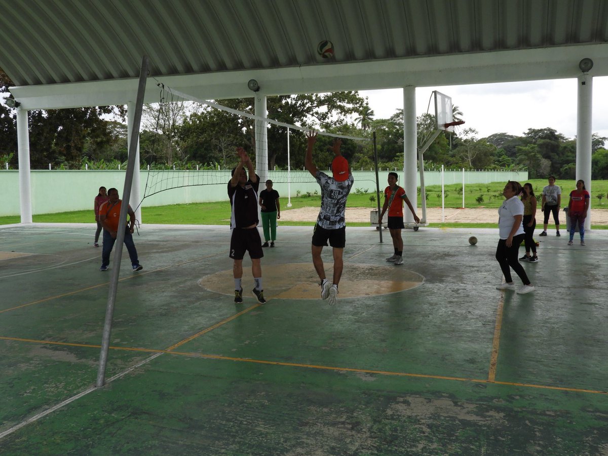 itdelachontalpa's tweet photo. Partido amistoso de voleibol de sala, estudiantes de nuevo ingreso y docentes, como parte de su formación integral. #SomosTecNMcampusLaChontalpa #ViveAquíTuMejorHistoria #SomosTecNM #OrgulloITECH https://t.co/WjSPrqnw23