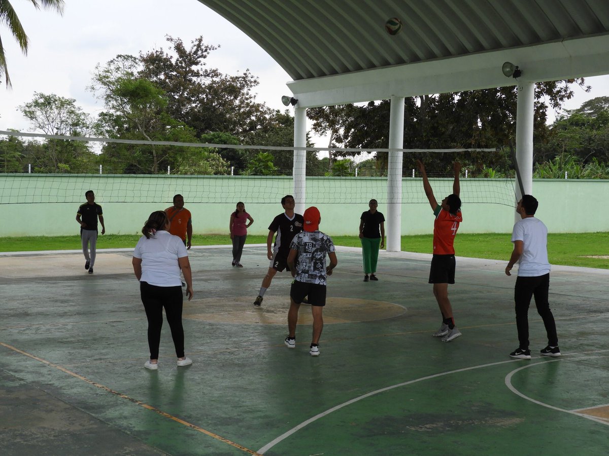 itdelachontalpa's tweet photo. Partido amistoso de voleibol de sala, estudiantes de nuevo ingreso y docentes, como parte de su formación integral. #SomosTecNMcampusLaChontalpa #ViveAquíTuMejorHistoria #SomosTecNM #OrgulloITECH https://t.co/WjSPrqnw23