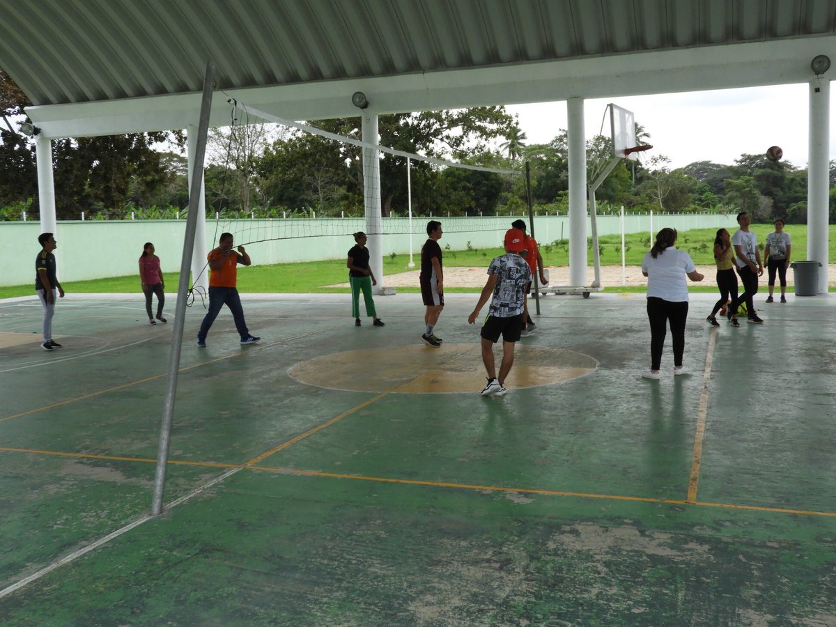 itdelachontalpa's tweet photo. Partido amistoso de voleibol de sala, estudiantes de nuevo ingreso y docentes, como parte de su formación integral. #SomosTecNMcampusLaChontalpa #ViveAquíTuMejorHistoria #SomosTecNM #OrgulloITECH https://t.co/WjSPrqnw23